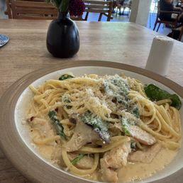 Garlic cream pasta with mushroom and chicken.