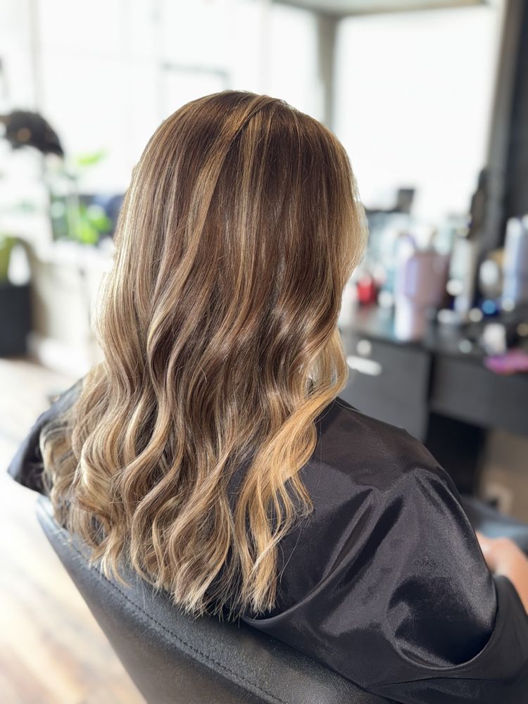 Travis’s Hair Salon Logo