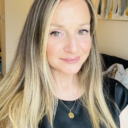 Silver Moon Tarot - The intuitive reader/owner of Silver Moon.