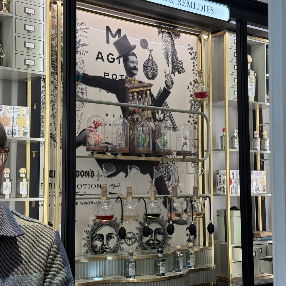 Penhaligon's - Interior - Cosmetics & Beauty Supply Near Me - London, XGL
