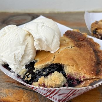 Bar Harbor Lobster Pound - Warm blueberry pie with ice cream - Seafood Near Me - Bar Harbor, Maine