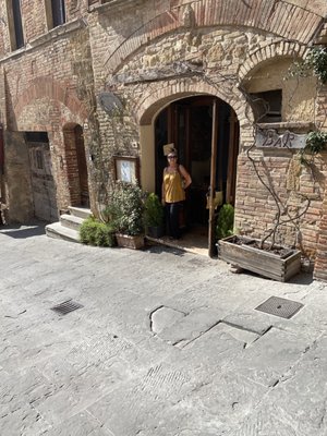 OSTERIA ACQUACHETA dal giovedì al lunedì pranzo e cena necessaria la prenotazione L'OSTESSA E L'OSTE AUGURANO BUONA VITA by null