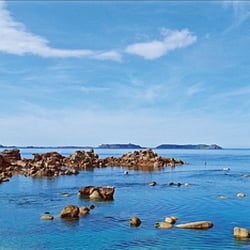 Grand Site de Ploumanac'h - La baie de Saint-Guirec avec le chateau de Costaeres. Ploumanac'h, à Perros-Guirec (Côte de Granit Rose)