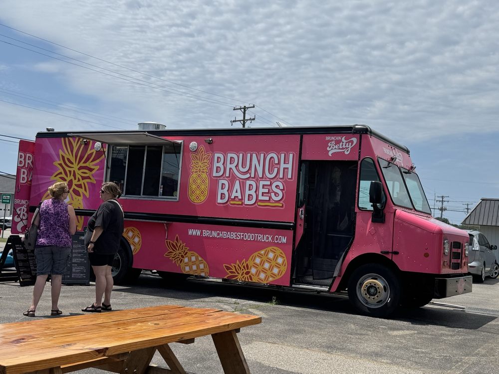 Brunch Babes Food Truck Logo