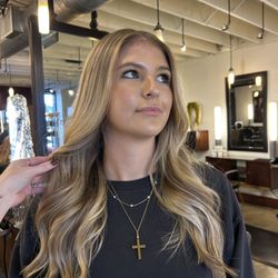 Salon 1322 - Blonding which is soft yet bright