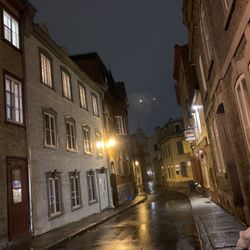Auberge de la Paix - Alley to the hostel