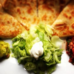 Gustitos Criollos - Quesadilla de pollo
