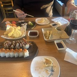 Sushi Ta Ke - Gyoza Pork,Vegetable Tempura, Nigiri Sushi 4 kinds, Tuna Maki, Dynamite Roll, 911 Roll
