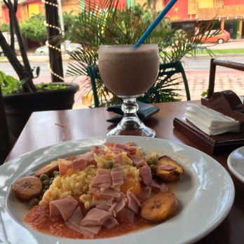 Natura - Chocolate banana granola milkshake - Vegetarian Near Me - Cancún, ROO