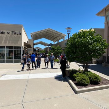 Chicago Premium Outlets - Shopping Centers Near Me - Aurora, Illinois