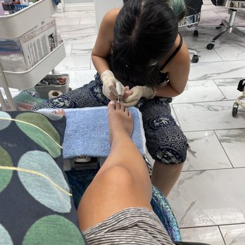 Mindy Nails Bar - Tammy paying attention to details! Pedi with Tammy $30 delux - Nail Salons Near Me - Whittier, California