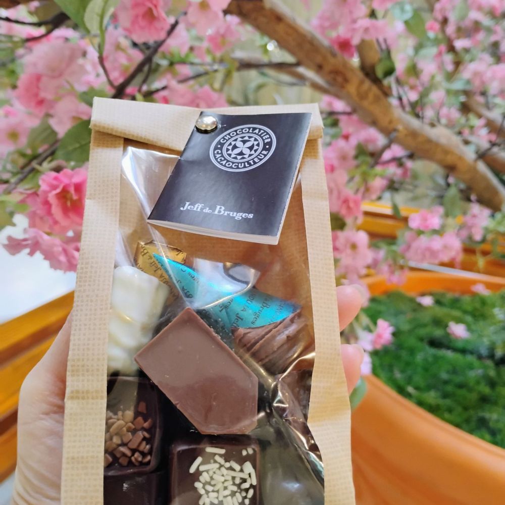 Jeff de Bruges - Bag of chocolates - Chocolatiers & Shops Near Me - Montreal, Quebec Jeff de Bruges - Bag of chocolates - Chocolatiers & Shops Near Me - Montreal, Quebec