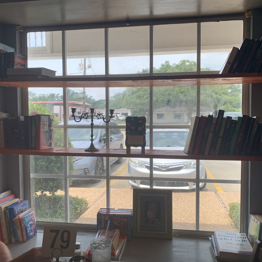 Starlite Espresso Cafe - Adorable little book book in the side seating area - Breakfast & Brunch Near Me - Gonzales, Louisiana
