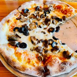 Amici 30A Italian Kitchen - Mushroom pizza