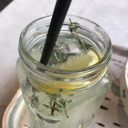 UF Poké Bar - Mango-Rosmarin Limonade