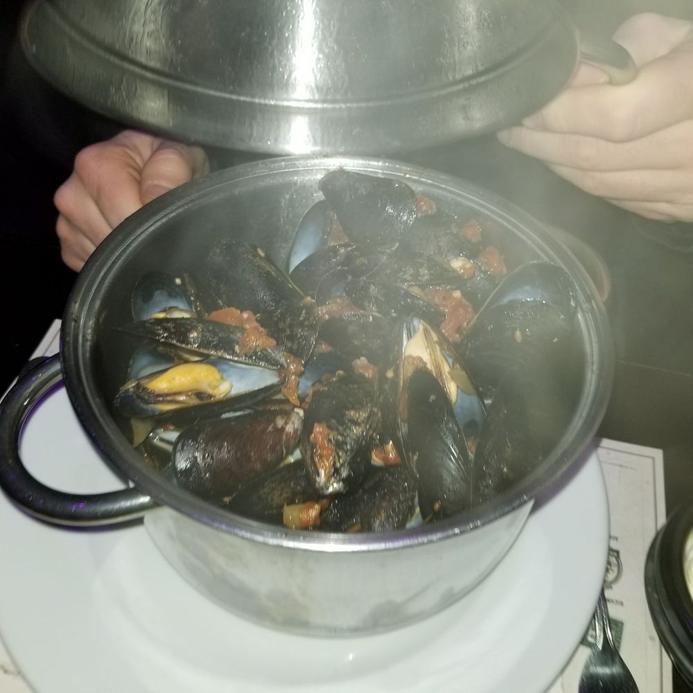 3 Brasseurs - Spicy beer mussels, steamed in a broth of tomatoes, shallots, garlic, chilies and blonde beer. - Breweries Near Me - Pointe-Claire, Quebec 3 Brasseurs - Spicy beer mussels, steamed in a broth of tomatoes, shallots, garlic, chilies and blonde beer. - Breweries Near Me - Pointe-Claire, Quebec
