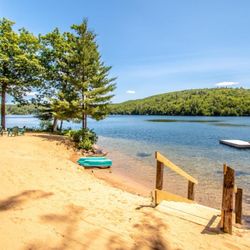 The Boulders at Squam - Stairs to access beach