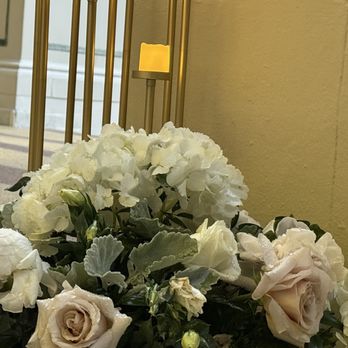 Caesars Palace Weddings - Floral arrangement at alter - Wedding Planning Near Me - Las Vegas, Nevada Caesars Palace Weddings - Floral arrangement at alter - Wedding Planning Near Me - Las Vegas, Nevada