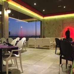 Bombay Babu - Innenansicht des Restaurants mit weißer Couchecke