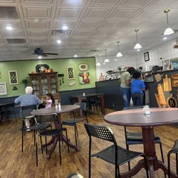 The Cornbread Cafe - The dining area is cozy, clean and welcoming.