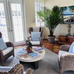 Jupiter Waterfront Inn - Comfortable seating area in lobby