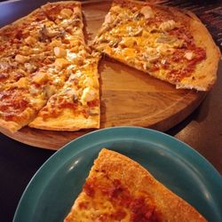 Rookies Sports Bar & Grill - I think people would grave rob or sell a kidney for this pizza!