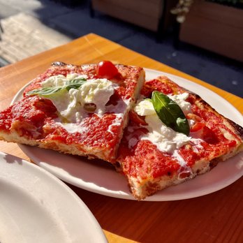 San Gennaro - Pizza con mozzarella di bufala - Pizza Near Me - Montreal, Quebec