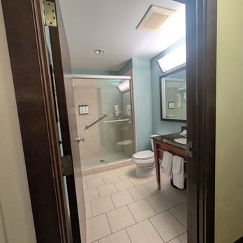 Hyatt Place Des Moines/Downtown - Entrance to bathroom - Hotels Near Me - Des Moines, Iowa