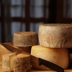 Tradición y Sabor - Bodegón de nuestros quesos