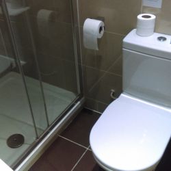 Comfort Hotel - Guest bathroom in a room at Comfort Hotel Luton, photographed in October 2016