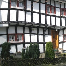 Ahrquelle - Als Motiv herrlich - wohnen wollte ich in dem schiefen Haus nicht