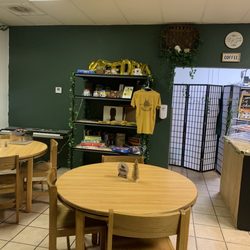 Catedral Coffee Roasters - Indoor seating