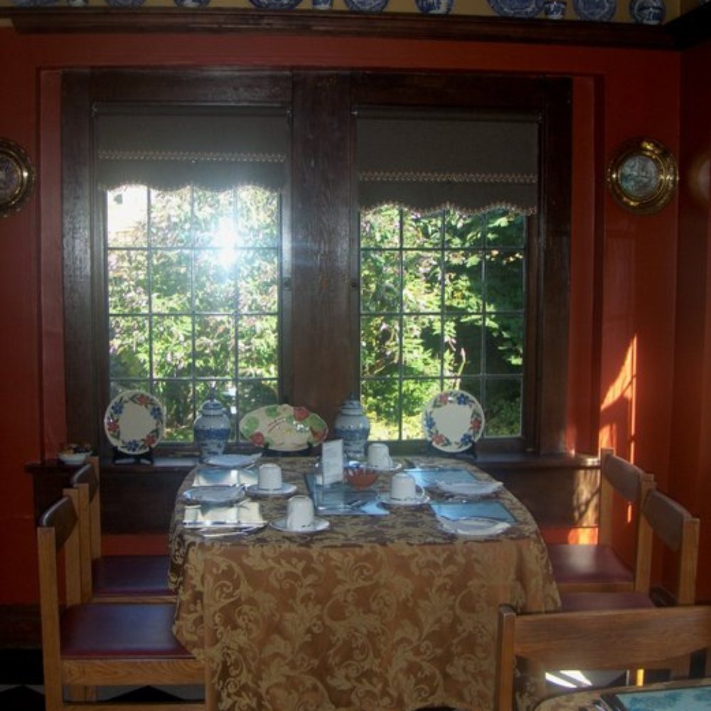 The Craigmyle - The dining room for breakfast in the morning - Bed & Breakfast Near Me - Victoria, British Columbia