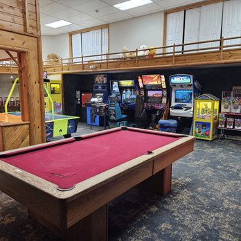 Holiday Inn The Lodge at Big Bear Lake - Game room / arcade - Big Bear, CA