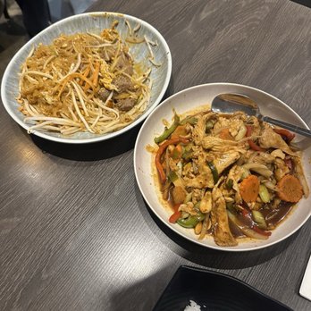 Siam Station - PAD THAI AND CASHEW CHICKEN - Thai Near Me - Cerritos, California Siam Station - PAD THAI AND CASHEW CHICKEN - Thai Near Me - Cerritos, California