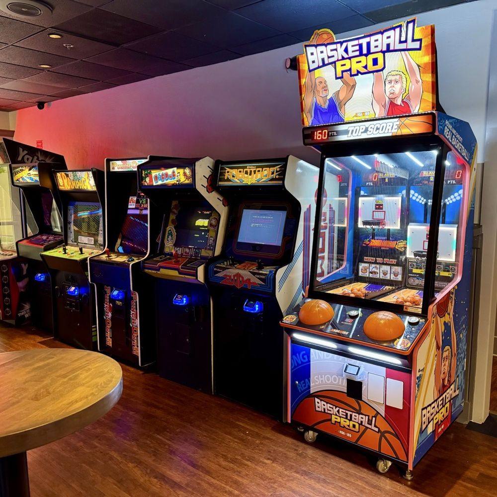 VANS Bar Style Pizza - Classic arcade cabinets - Pizza Near Me - Danbury, Connecticut VANS Bar Style Pizza - Classic arcade cabinets - Pizza Near Me - Danbury, Connecticut