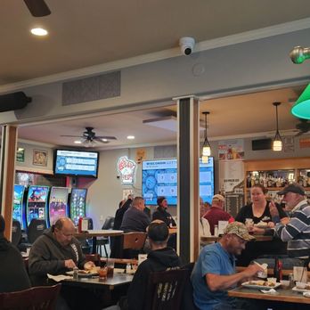 Badger Den - Nice Friday night crowd downtown at Lodi's newest restaurant, The Badger Den. - Burgers Near Me - Lodi, Wisconsin Badger Den - Nice Friday night crowd downtown at Lodi's newest restaurant, The Badger Den. - Burgers Near Me - Lodi, Wisconsin