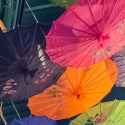 EDAMAME HIBACHI, WINGS AND SUSHI - Fun colors on the ceiling..