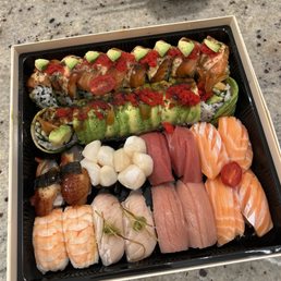 Party tray B: sushi and rolls Party tray B: sushi and rolls