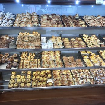Pertutti - Argentine donuts (facturas) - Cafeteria Near Me - Avellaneda, C