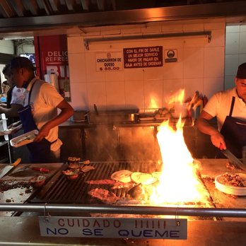 Taquería Los Parados - Hard at work on the grill - Tacos Near Me - México, D.F., DIF Taquería Los Parados - Hard at work on the grill - Tacos Near Me - México, D.F., DIF