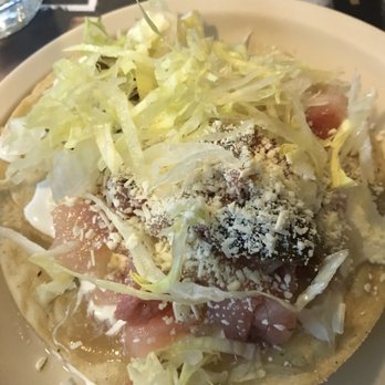 El Gallo de Oro - Bartender made me a cow's foot tostada despite my protest that I was too full - Bars Near Me - México, D.F., DIF