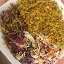 Maca - El plato súper abundante de salmón son semillas y salsa teriyaki