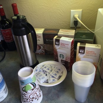 Night Bird Ranch - Complimentary tea and wine - Bed & Breakfast Near Me - Ledbetter, Texas