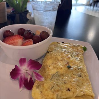 Eleven80 - Omelette with fresh fruit - Breakfast & Brunch Near Me - Tampa Bay, Florida
