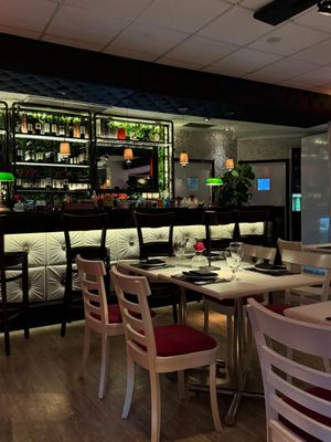 Lola Restaurant & Grill by null
