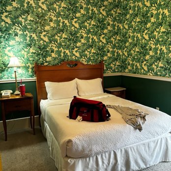 Decker Hotel & Restaurant - Burgers Near Me - Maquoketa, Iowa