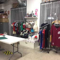 La Modalena - Ropa y accesorios junto a las mesas para talleres