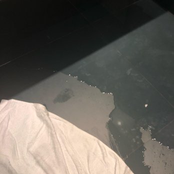 Hôtel Aston la Scala - Bathroom Leak after we tried to remedy it as much as possible. - Hotels Near Me - Nice, 06