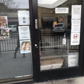 Le Creme - The side door is where they will place the order for pick-up - Desserts Near Me - San Jose, California